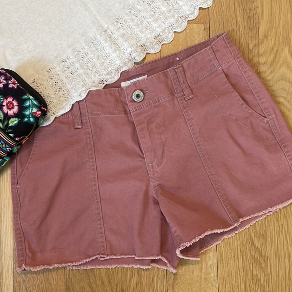 LIKE NEW MAURICES Pink Cut-off Shorts size 2